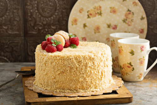 Crunchy Butterscotch Cake (1 kg) - EMOI
