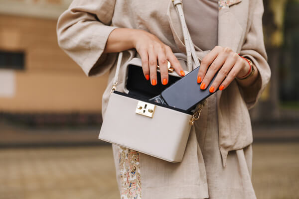 Lady carrying a shoulder bag hi-res stock photography and images - Alamy