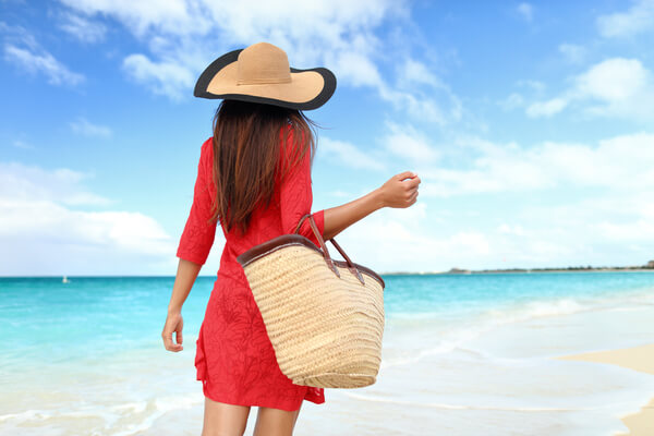 Check Out What Your Favorite Stars Carry to the Beach - PurseBlog